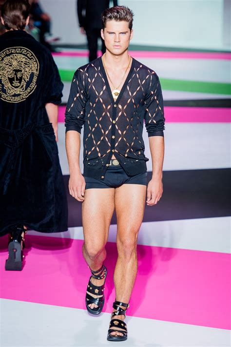 Versace Spring 2014 Menswear Fashion Show